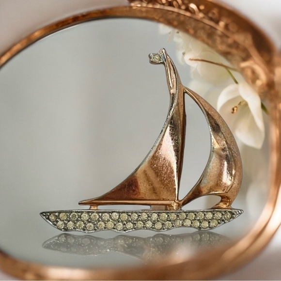 Rare Vintage Sailboat Gold-Tone Rhinestone Pin Brooch Women Jewelry - Picture 1 of 6